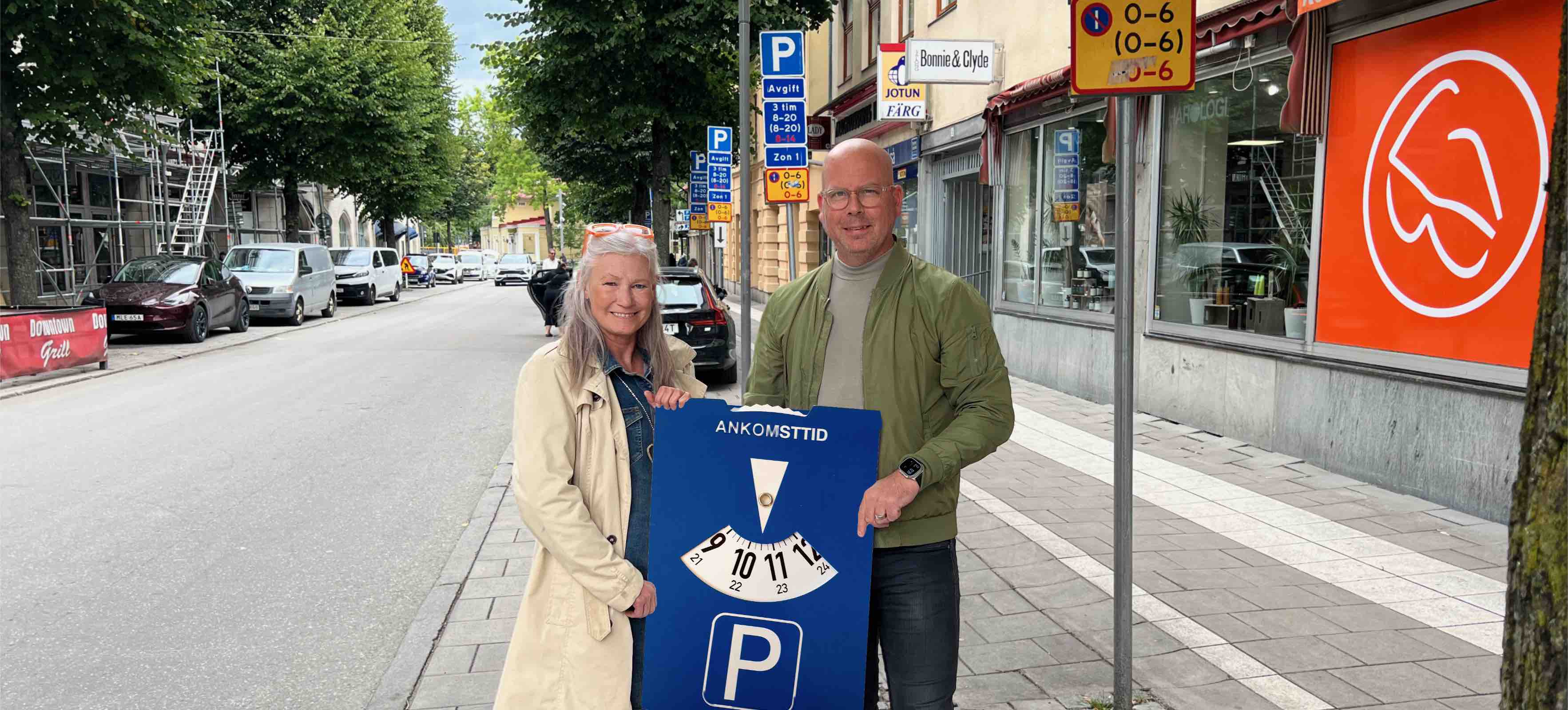 Kommunalråd Karolina Wallström (L) och Patrik Jämtvall (L) talesperson i samhällsbyggnadsfrågor visar upp p-skivan som blir giltig från 1 januari 2027 om Liberalerna får mandat att driva igenom frågan i kommunfullmäktige 