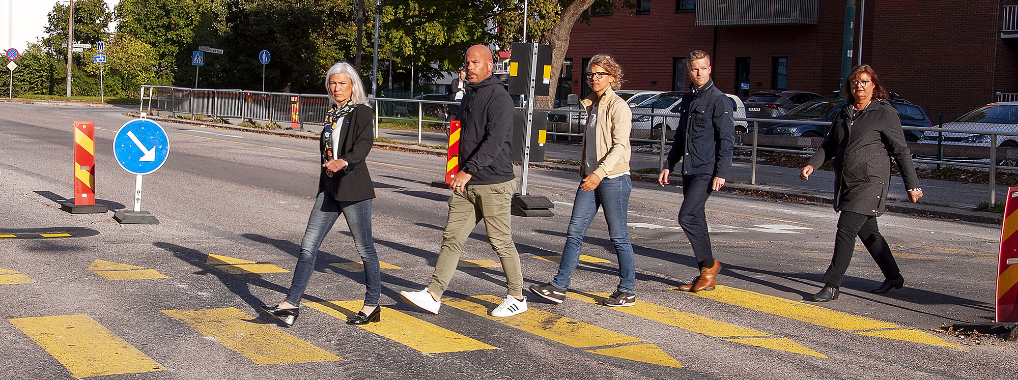 Liberalerna Karolina Wallström, Patrik Jämtvall, Johanna Reimfelt, Carl Kling och Gunilla Werme passerar ett tillfälligt övergångsställe på Rudbecksgatan.