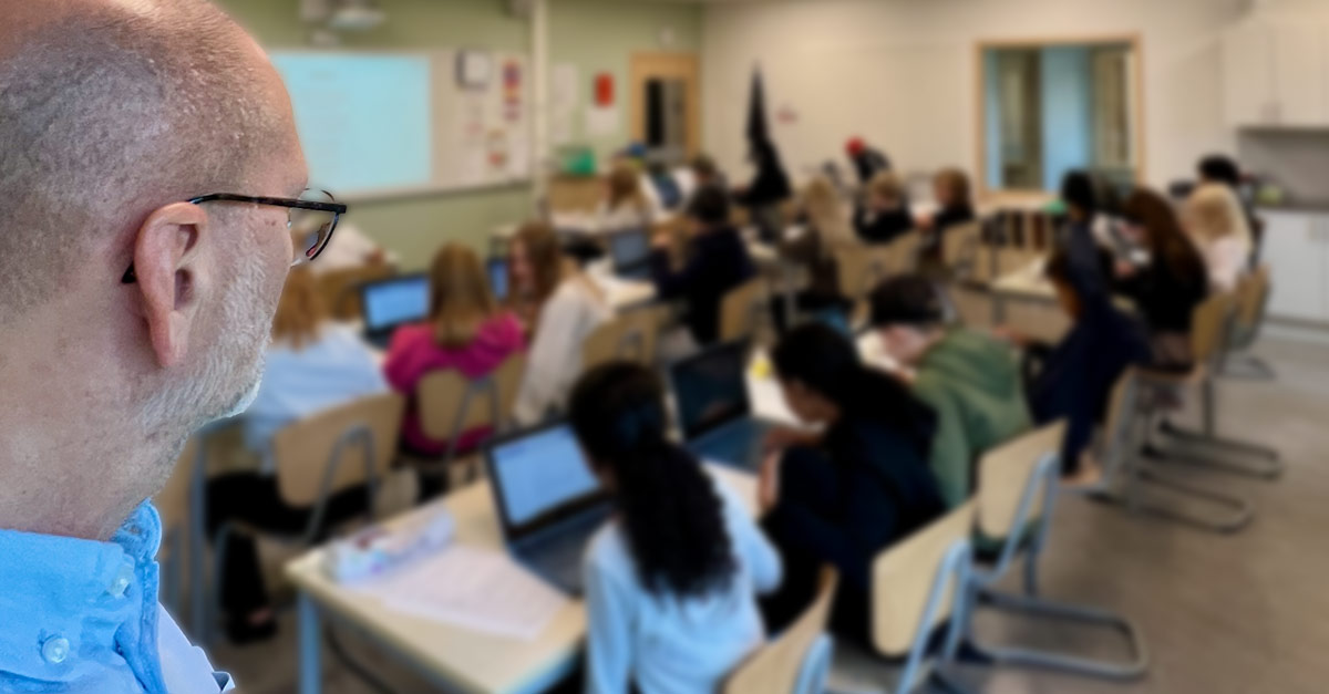 Mats-Olof Liljegren i klassrummet