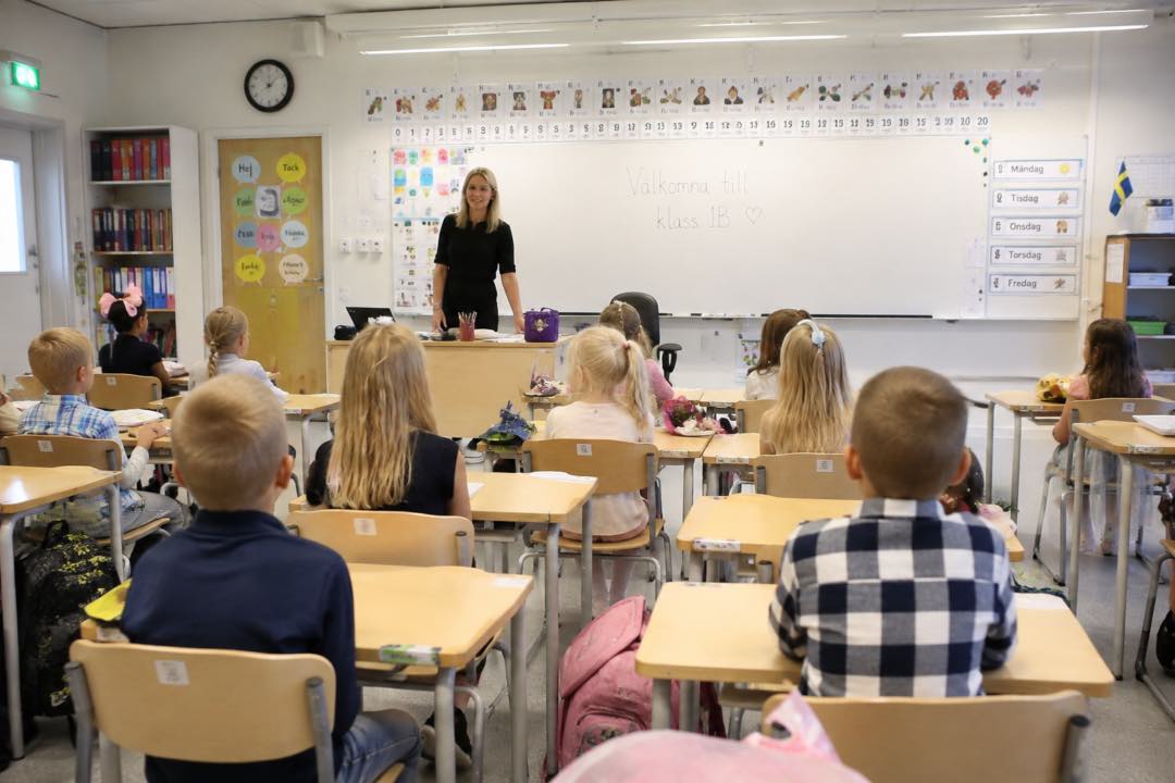 Skolstart med f&ouml;rsv&auml;ntasfyllda elever i klassrummet