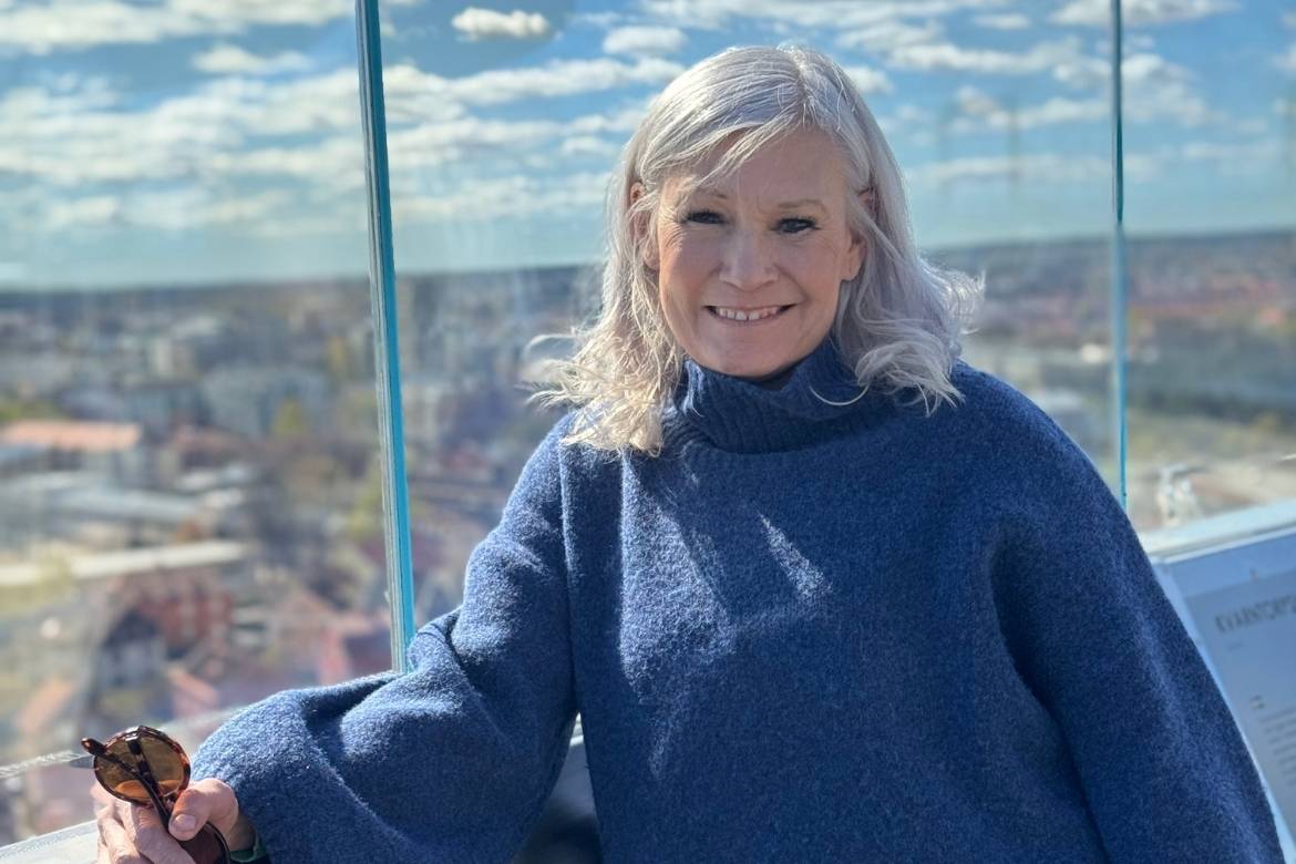 Kommunalråd Karolina Wallström (L) uppe i Svampen en solig sommardag
