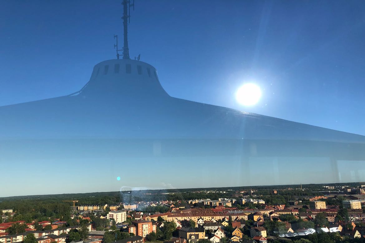 Svampen i Örebro speglar sig i sitt eget skyddsglas