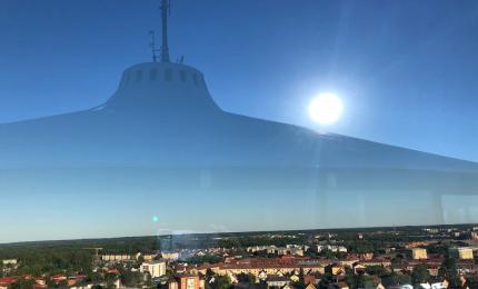 Svampen i Örebro speglar sig i sitt eget skyddsglas