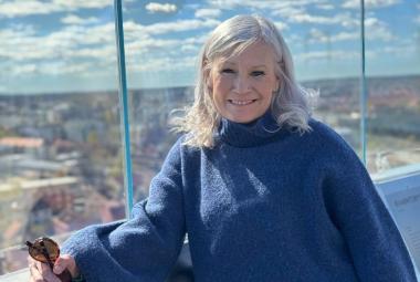 Kommunalråd Karolina Wallström (L) uppe i Svampen en solig sommardag