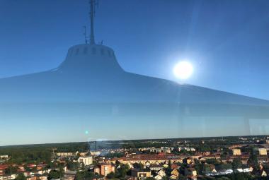 Svampen i Örebro speglar sig i sitt eget skyddsglas