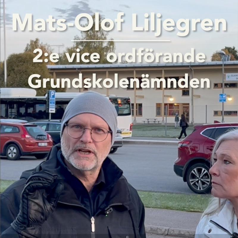 Mats-Olof Liljegren och Karolina Wallström pratar om skolskjuts utanför skolan i Glanshammar