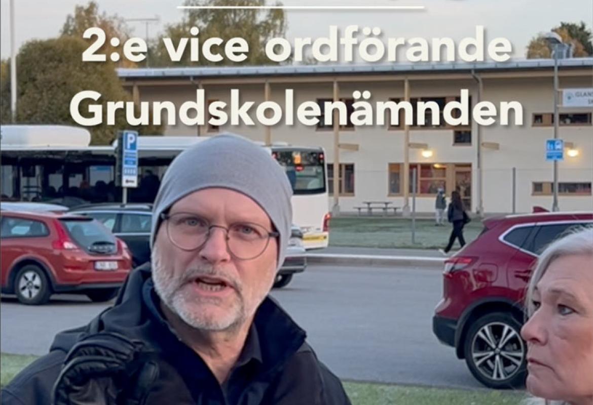 Mats-Olof Liljegren och Karolina Wallström pratar om skolskjuts utanför skolan i Glanshammar
