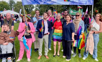 Kommunalråd Karolina Wallström tillsammans med andra liberaler i Pride-tåget 2023