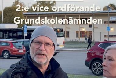 Mats-Olof Liljegren och Karolina Wallström pratar om skolskjuts utanför skolan i Glanshammar